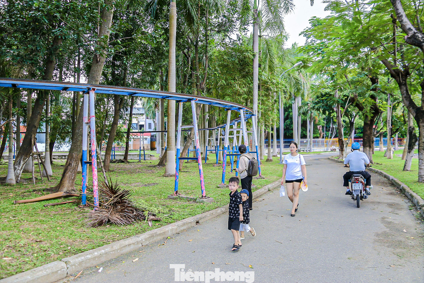 Ông Vương Tuấn Kiệt - Giám đốc Trung tâm Văn hóa - Thể thao quận Thanh Khê cho biết: Sẽ cho dừng các hoạt động vui chơi tại Công viên 29-3 để bắt đầu thực hiện sửa chữa theo dự án. Sau khi hoàn thiện sẽ cho đấu thầu về trò chơi tại các khu vui chơi. Ông Vương Tuấn Kiệt - Giám đốc Trung tâm Văn hóa - Thể thao quận Thanh Khê cho biết: Sẽ cho dừng các hoạt động vui chơi tại Công viên 29-3 để bắt đầu thực hiện sửa chữa theo dự án. Sau khi hoàn thiện sẽ cho đấu thầu về trò chơi tại các khu vui chơi.