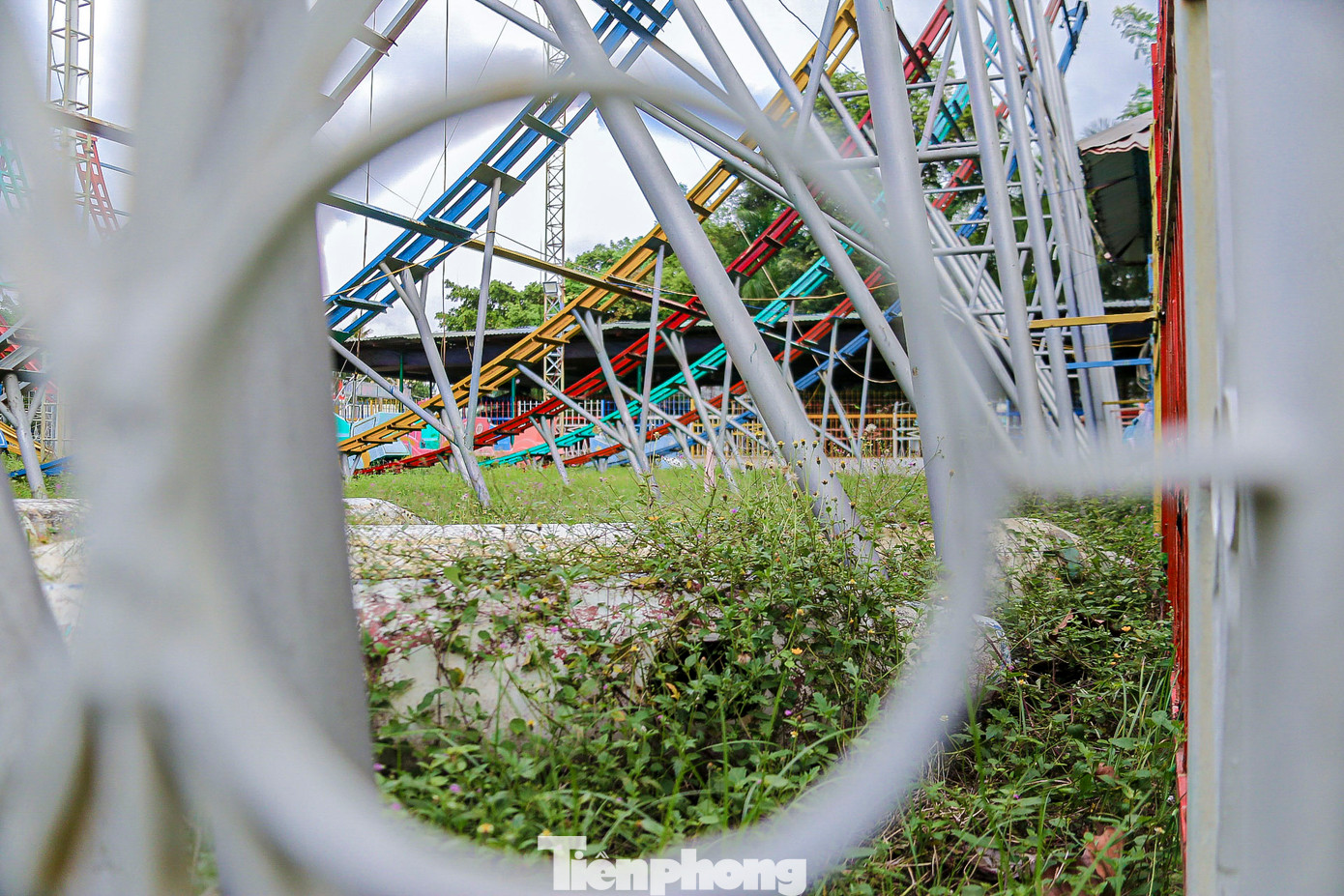 Nhiều hạng mục vui chơi hư hỏng, không còn hoạt động, cây cỏ mọc um tùm phía bên trong. Nhiều hạng mục vui chơi hư hỏng, không còn hoạt động, cây cỏ mọc um tùm phía bên trong.