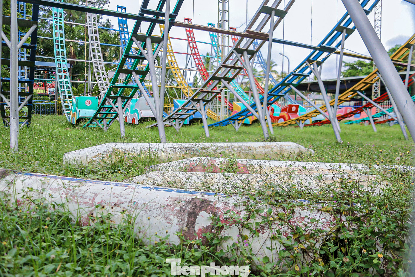 Nhiều hạng mục vui chơi hư hỏng, không còn hoạt động, cây cỏ mọc um tùm phía bên trong. Nhiều hạng mục vui chơi hư hỏng, không còn hoạt động, cây cỏ mọc um tùm phía bên trong.