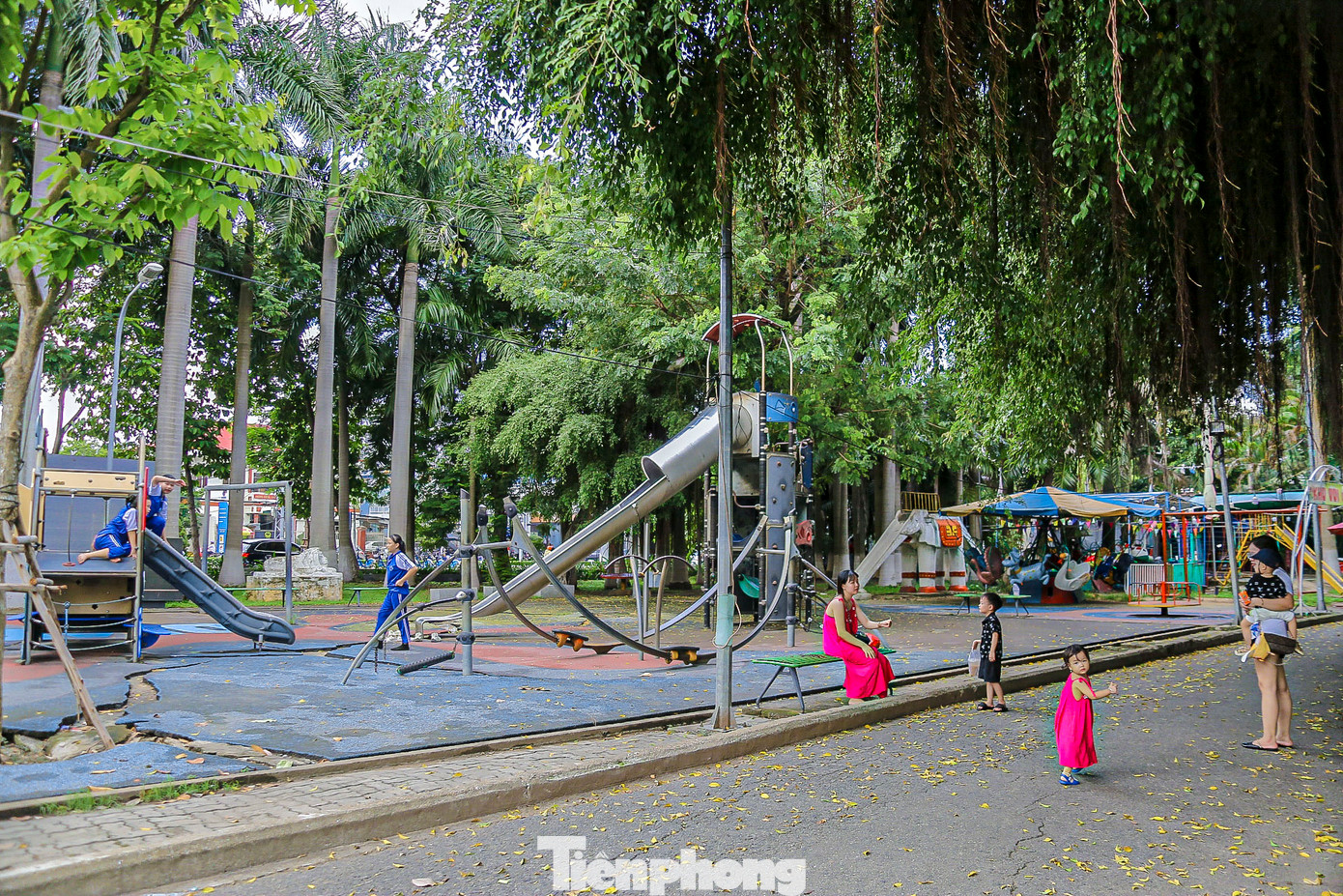 “Chúng tôi mong chính quyền sớm cho cải tạo công viên, đầu tư sửa chữa các hạng mục để con em có chỗ vui chơi, giải trí. Và mong sao vườn thú cũng sẽ được quan tâm, tu sửa để thu hút nhiều người đến tham quan hơn”, chị Vũ Thị Trà My (trú quận Hải Châu) chia sẻ. “Chúng tôi mong chính quyền sớm cho cải tạo công viên, đầu tư sửa chữa các hạng mục để con em có chỗ vui chơi, giải trí. Và mong sao vườn thú cũng sẽ được quan tâm, tu sửa để thu hút nhiều người đến tham quan hơn”, chị Vũ Thị Trà My (trú quận Hải Châu) chia sẻ.