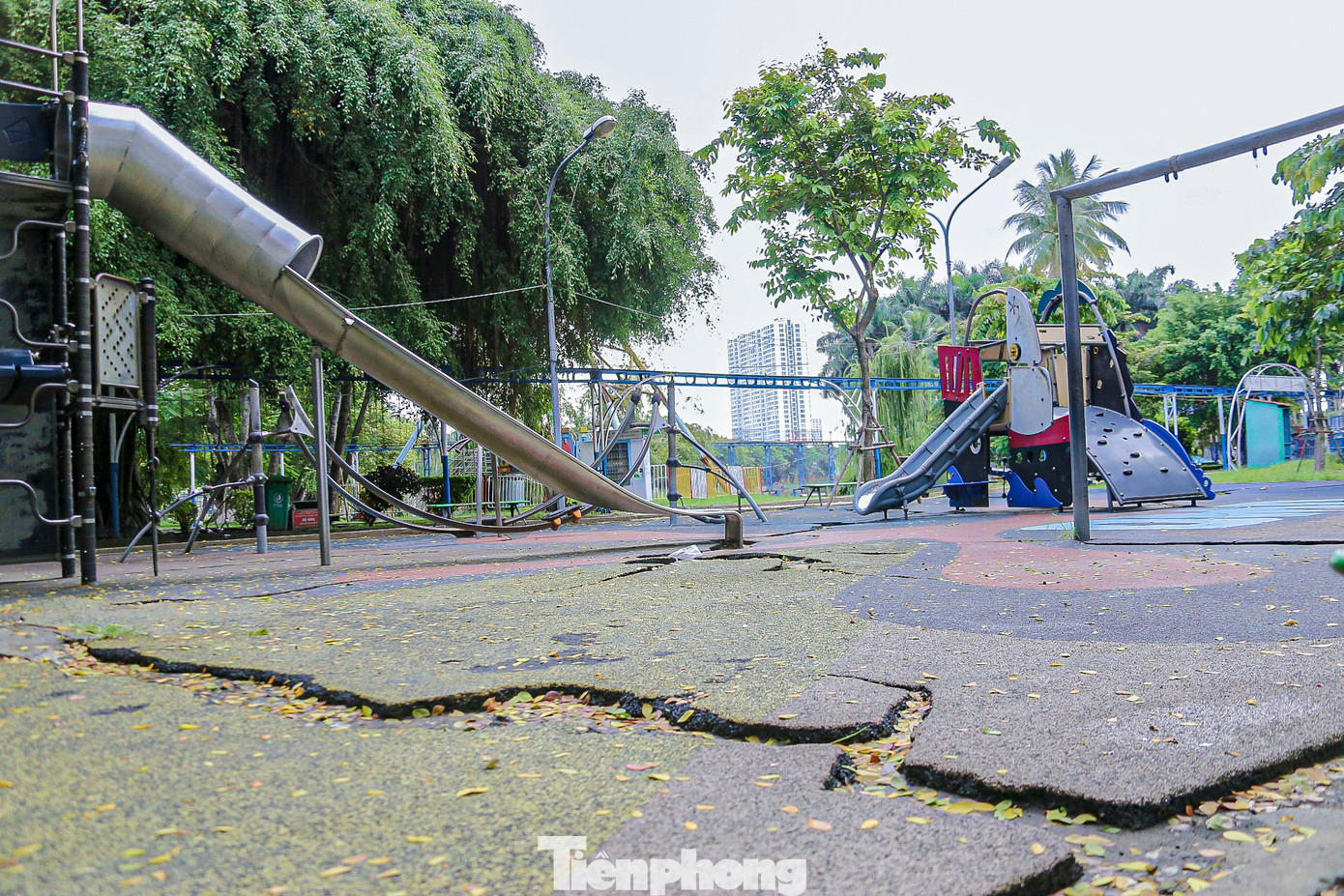 Theo ghi nhận của Tiền Phong, nhiều hạng mục trong khu vui chơi hiện đã xuống cấp, nền sân bị nứt nẻ gây mất an toàn. Theo ghi nhận của Tiền Phong, nhiều hạng mục trong khu vui chơi hiện đã xuống cấp, nền sân bị nứt nẻ gây mất an toàn.