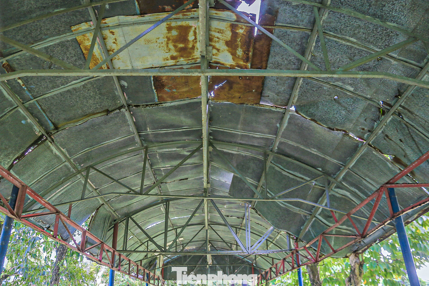 Những mái nhà trong khu vui chơi hiện đã xuống cấp. Những mái nhà trong khu vui chơi hiện đã xuống cấp.