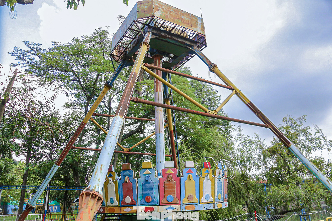 Nhiều hạng mục vui chơi hư hỏng, không còn hoạt động, cây cỏ mọc um tùm phía bên trong. Nhiều hạng mục vui chơi hư hỏng, không còn hoạt động, cây cỏ mọc um tùm phía bên trong.