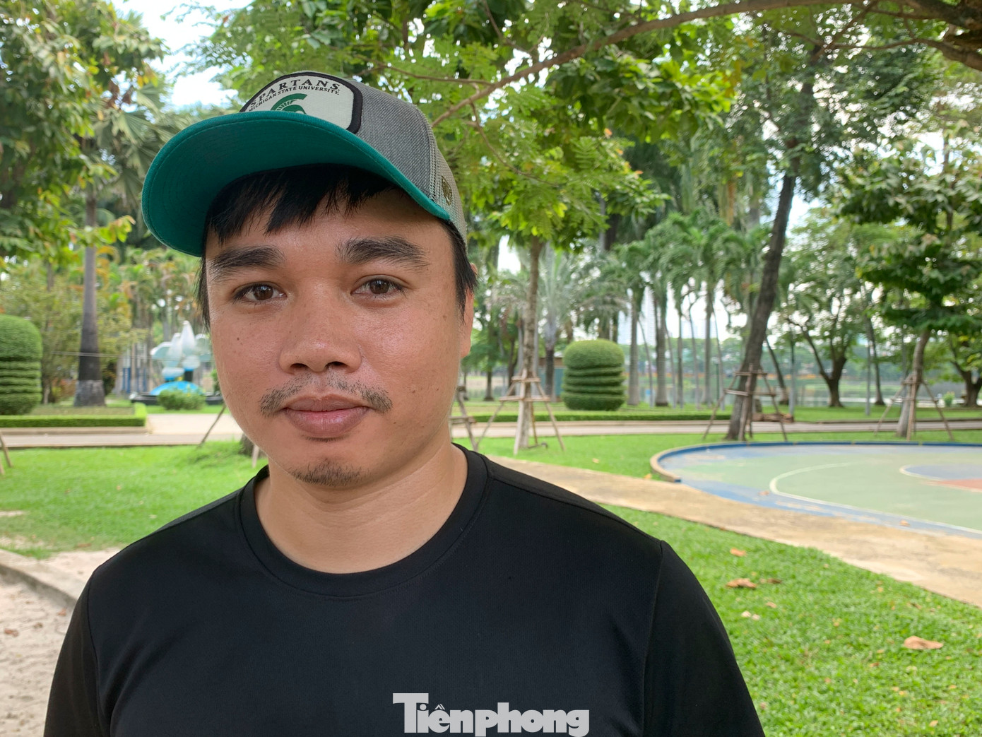 Anh Hồ Hoàng Vũ (trú quận Thanh Khê) cho biết: “Công viên là nơi mà gia đình tôi thường xuyên đến để thư giãn, hóng mát sau những ngày làm việc căng thẳng. Thật buồn khi nhìn thấy công viên xuống cấp như vậy. Các hạng mục trò chơi không hoạt động, mất an toàn khiến tôi không dám để con mình đến đây”. Anh Hồ Hoàng Vũ (trú quận Thanh Khê) cho biết: “Công viên là nơi mà gia đình tôi thường xuyên đến để thư giãn, hóng mát sau những ngày làm việc căng thẳng. Thật buồn khi nhìn thấy công viên xuống cấp như vậy. Các hạng mục trò chơi không hoạt động, mất an toàn khiến tôi không dám để con mình đến đây”.