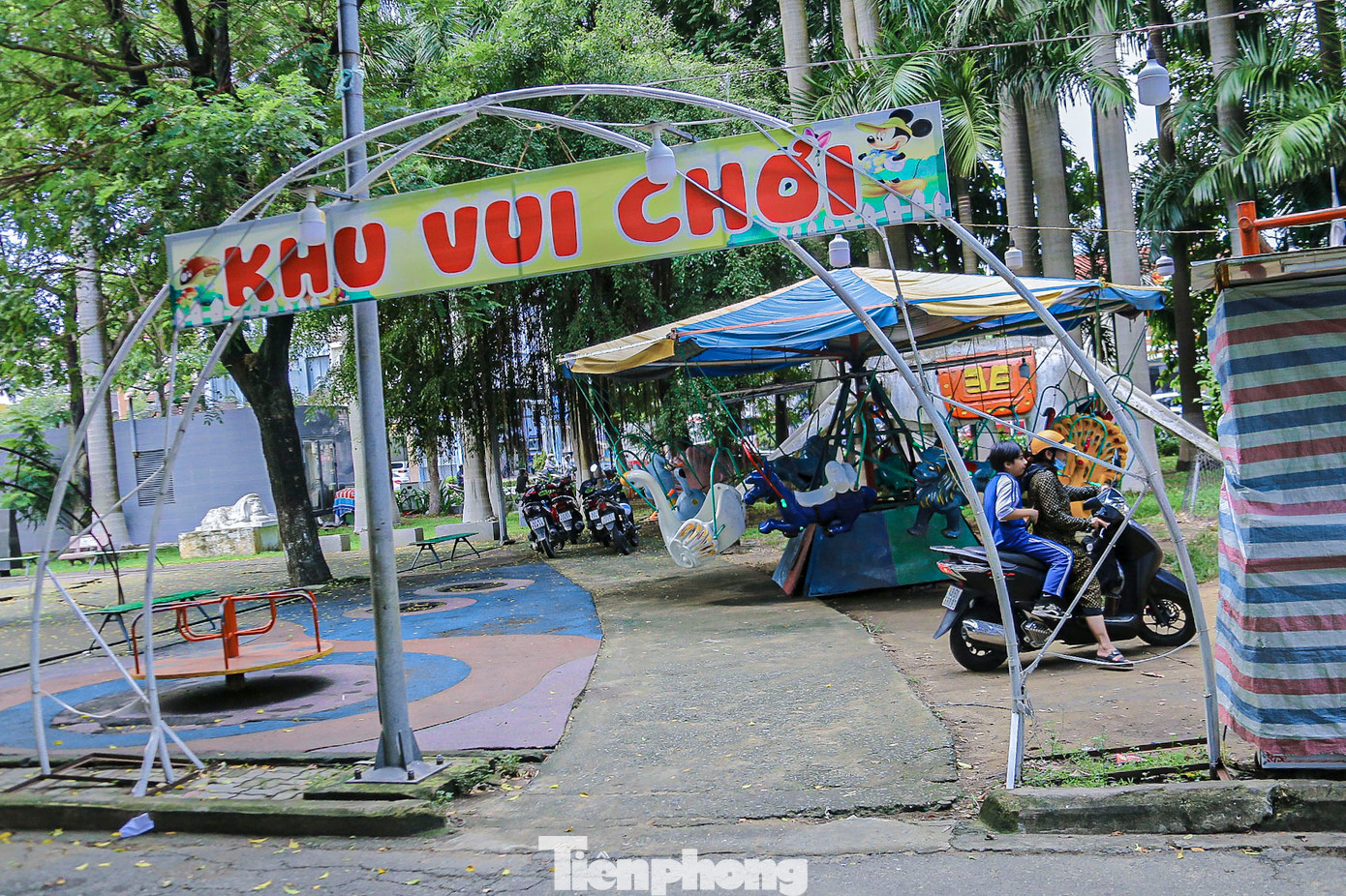 Tuy nhiên, nhiều hạng mục như ghế ngồi, lối đi, và sân chơi cho trẻ em tại công viên đã bị hư hỏng. Không gian vui chơi, thư giãn trở nên kém hấp dẫn và mất an toàn cho người dân khi đến đây. Tuy nhiên, nhiều hạng mục như ghế ngồi, lối đi, và sân chơi cho trẻ em tại công viên đã bị hư hỏng. Không gian vui chơi, thư giãn trở nên kém hấp dẫn và mất an toàn cho người dân khi đến đây.