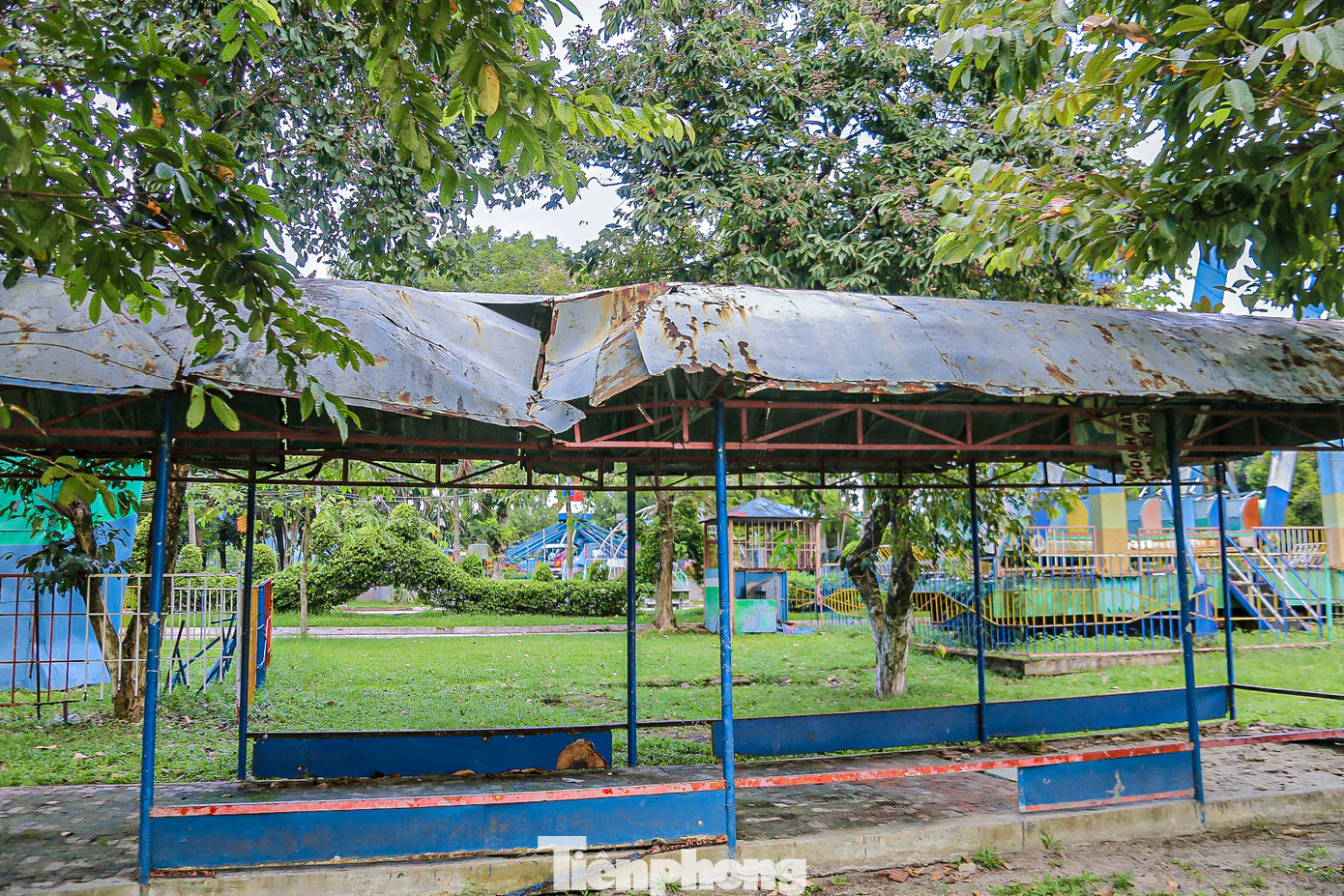 Theo ghi nhận của Tiền Phong, nhiều hạng mục trong khu vui chơi hiện đã xuống cấp, nền sân bị nứt nẻ gây mất an toàn. Theo ghi nhận của Tiền Phong, nhiều hạng mục trong khu vui chơi hiện đã xuống cấp, nền sân bị nứt nẻ gây mất an toàn.