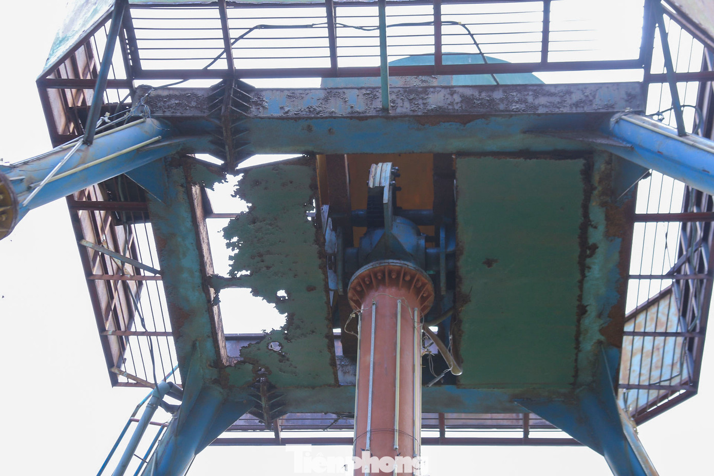 Nhiều hạng mục vui chơi hư hỏng, không còn hoạt động, cây cỏ mọc um tùm phía bên trong. Nhiều hạng mục vui chơi hư hỏng, không còn hoạt động, cây cỏ mọc um tùm phía bên trong.