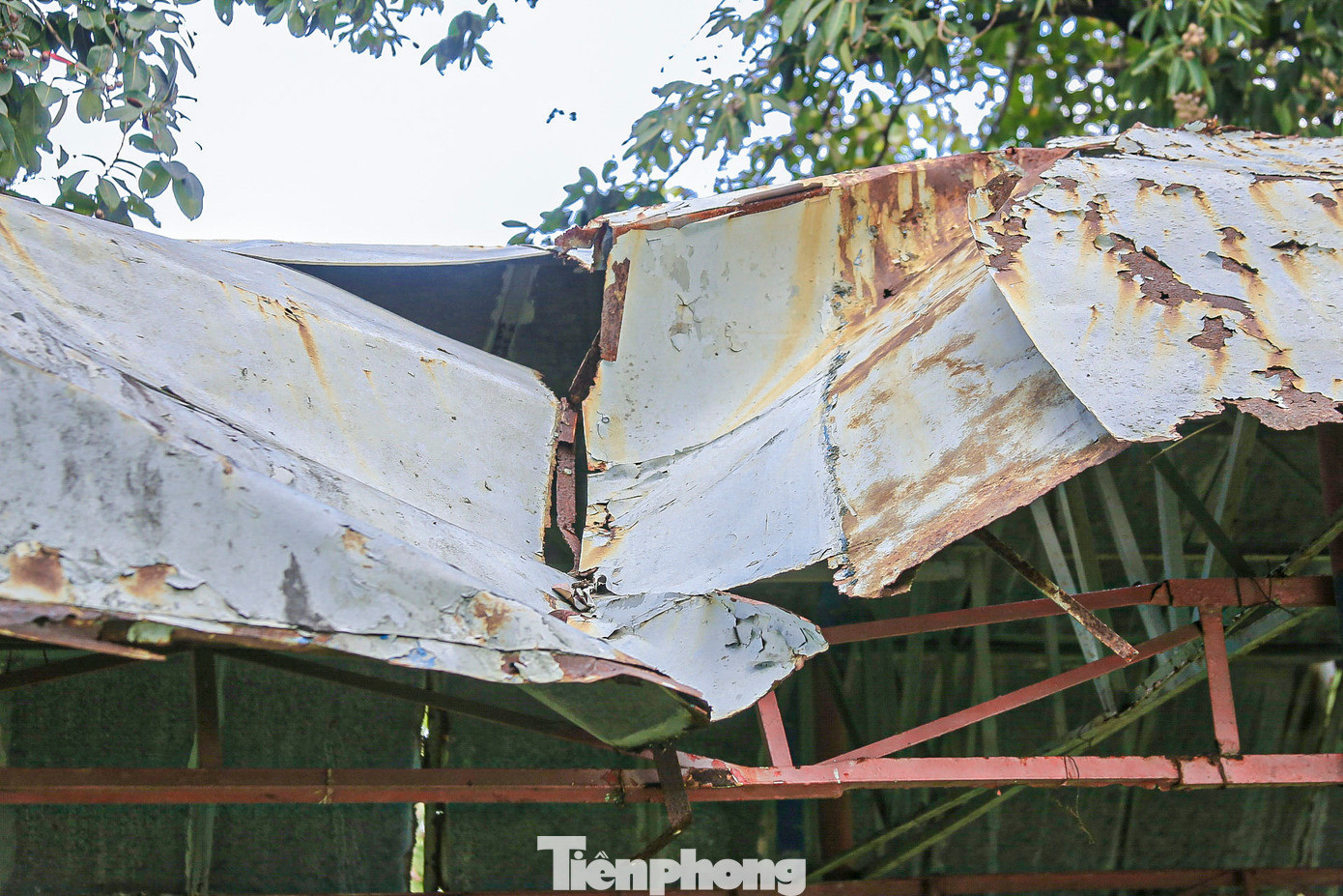 Những mái nhà trong khu vui chơi hiện đã xuống cấp. Những mái nhà trong khu vui chơi hiện đã xuống cấp.