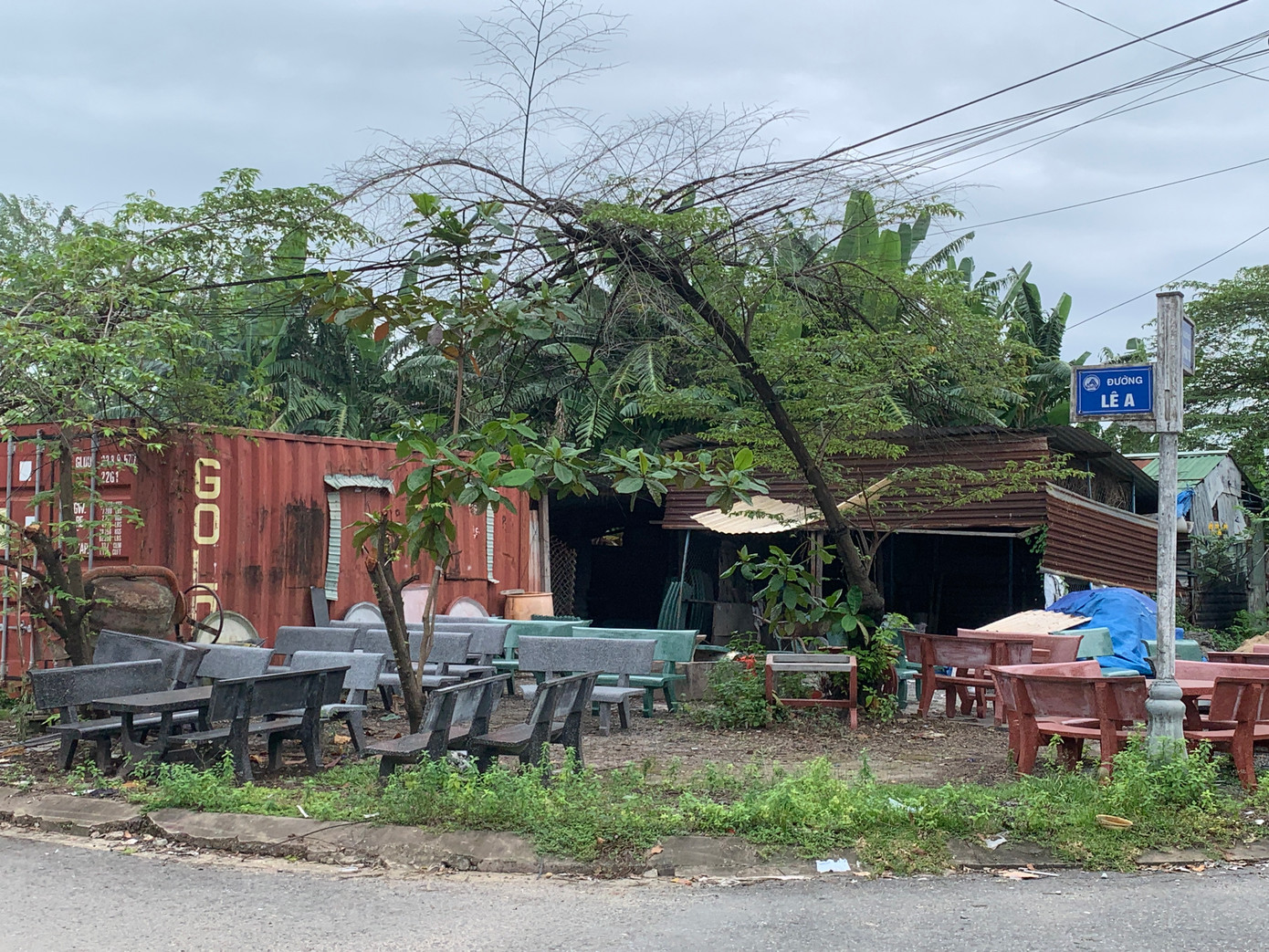 Nhiều người chiếm dụng đất công làm xưởng sản xuất, kinh doanh.