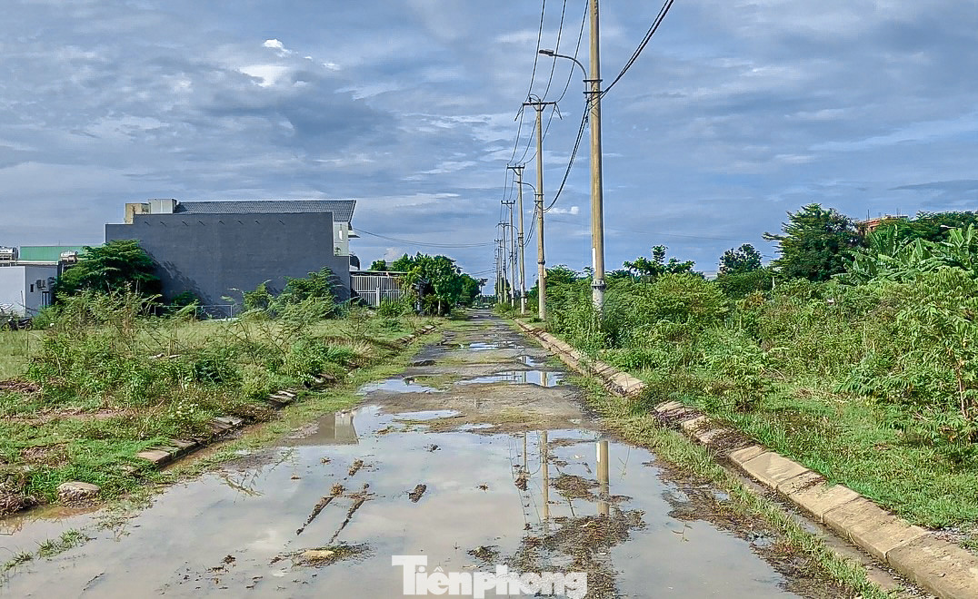 Tuyến đường chỉ là đất, đá cấp phối, lầy lội sau những trận mưa.