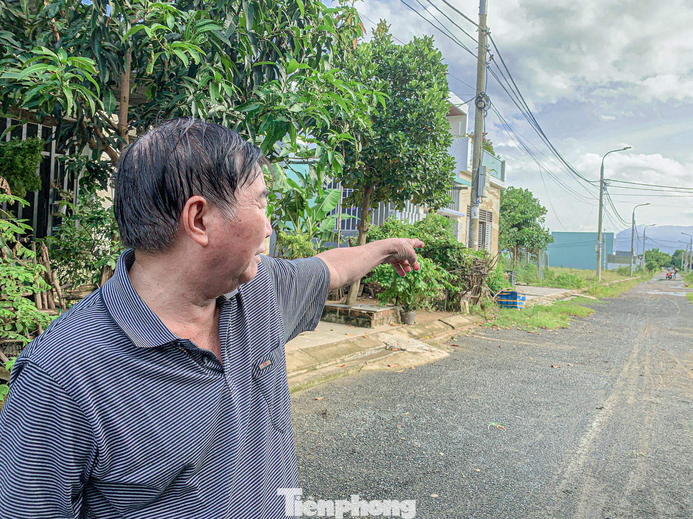 “Tôi sống ở đây đã lâu nhưng đến nay tuyến đường vẫn không có gì thay đổi. Nắng thì bụi bặm, mưa ngập quanh năm, đường đá cấp phối chi chít rất khó khăn trong việc đi lại. Mong sao chính quyền trải thảm nhựa bê tông để bà con đỡ khổ, ổn định cuộc sống”, ông Dương Văn Cường, trú tổ 4, thông Quang Nam 2, xã Hòa Liên, nói.