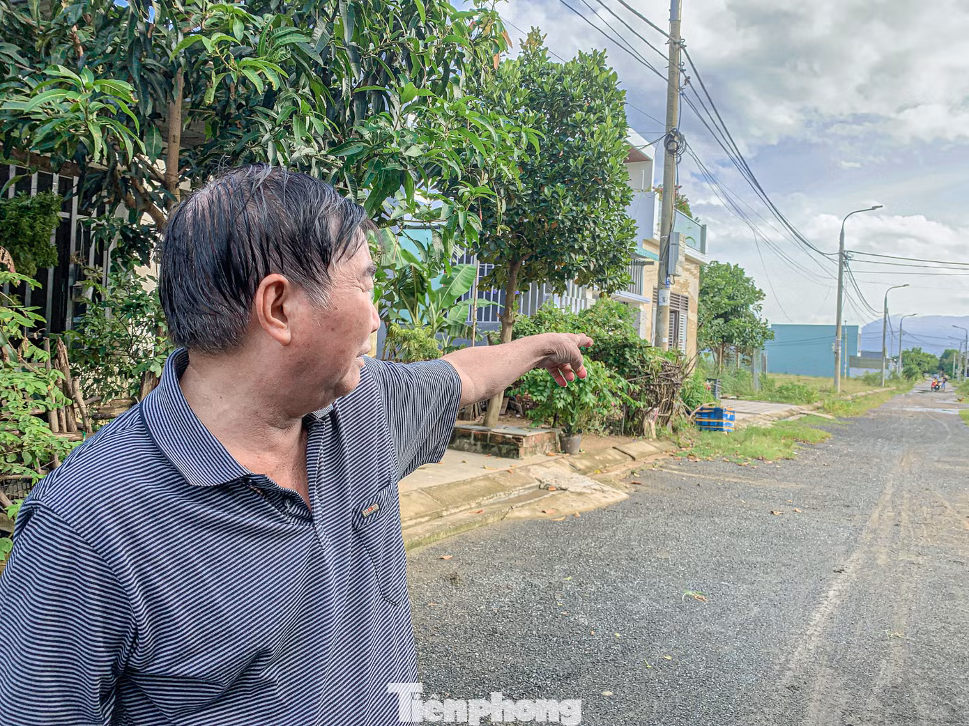 “Tôi sống ở đây đã lâu nhưng đến nay tuyến đường vẫn không có gì thay đổi. Nắng thì bụi bặm, mưa ngập quanh năm, đường đá cấp phối chi chít rất khó khăn trong việc đi lại. Mong sao chính quyền trải thảm nhựa bê tông để bà con đỡ khổ, ổn định cuộc sống”, ông Dương Văn Cường, trú tổ 4, thông Quang Nam 2, xã Hòa Liên, nói.