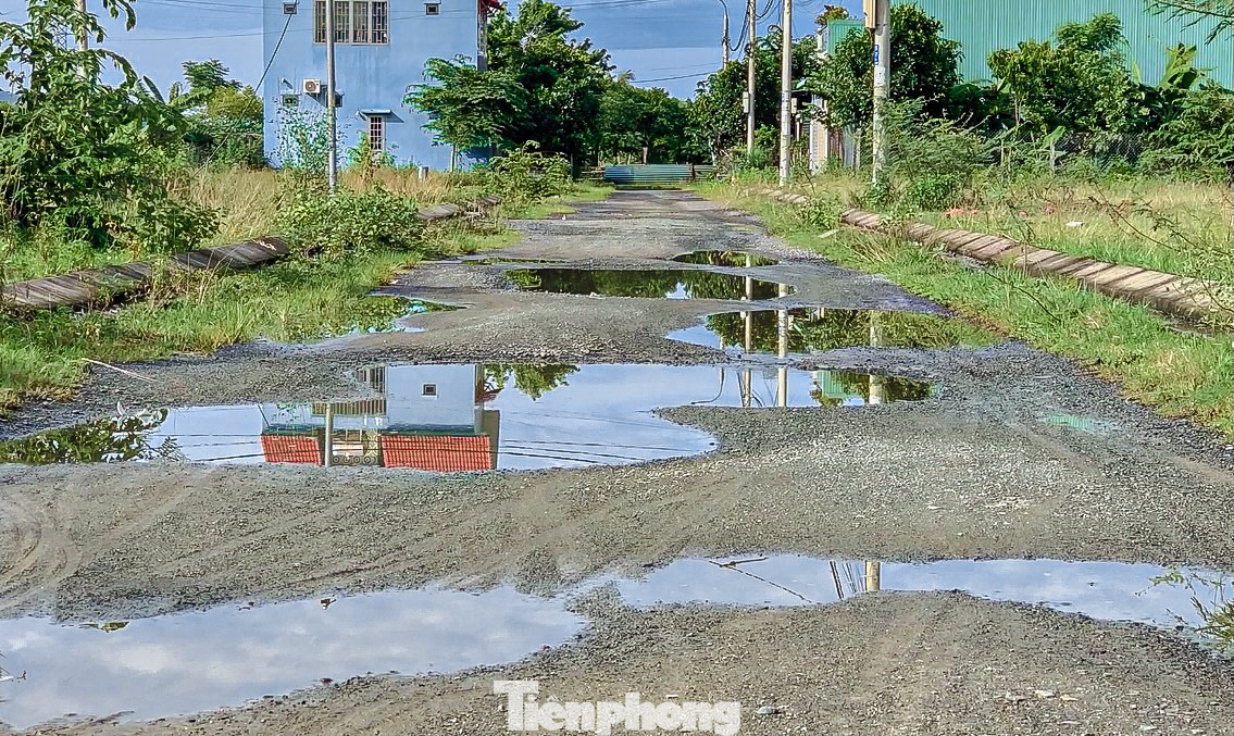 Tuyến đường chỉ là đất, đá cấp phối, lầy lội sau những trận mưa.