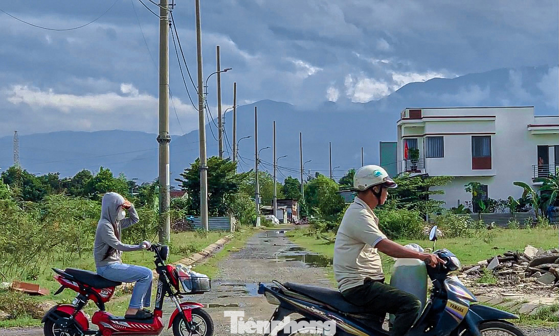 Tại buổi tiếp xúc cử tri huyện Hòa Vang tháng 5 vừa rồi, đại diện Sở Xây dựng Đà Nẵng cho biết, đang đẩy nhanh việc xác định cao trình của nền đường để trải nhựa nhằm tránh ngập lụt vào mùa mưa và cam kết trong thời gian 3 tháng sẽ thực hiện xây dựng hoàn thành thảm nhựa đường. Tuy nhiên đến nay, dự án này vẫn chưa được thực hiện, người dân vẫn phải sống trong cảnh nắng bụi mưa ngập.