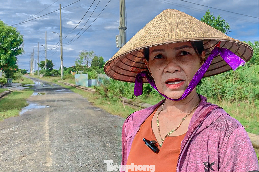 Còn bà Đặng Thị Tuyến, sống tại khu TĐC Hòa Liên 5 cho hay, bà cùng nhiều gia đình phải tự bỏ tiền ra mua đá dăm về đổ làm đường. “Cứ mỗi lần mưa là lầy lội, con chúng tôi đi học rất khổ, nhiều lúc té ngã vì bùn đất. Người dân chúng tôi phải tự mình góp tiền, mua đá về đổ đường để đi chứ chờ thì không biết đến bao giờ”, bà Tuyến cho biết.