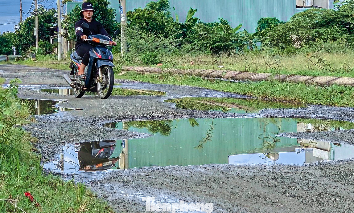 Đường nhiều ổ gà gây nguy hiểm cho người đi đường.