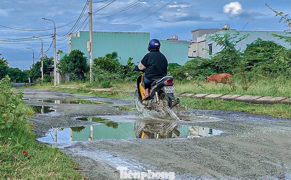 Đường nhiều ổ gà gây nguy hiểm cho người đi đường.