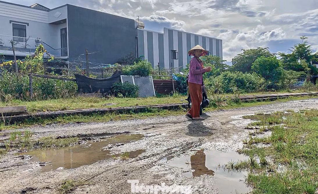 Khu tái định cư (TĐC) Hòa Liên 4 (xã Hòa Liên, huyện Hòa Vang, Tp. Đà Nẵng) bắt đầu có người dân vào ở từ năm 2012, nhưng đến nay, hầu hết các tuyến đường tại khu TĐC chỉ là đất, đá cấp phối và cỏ dại. Sau những trận mưa, nhiều nơi trên tuyến đường bị lầy lội, người dân di chuyển khó khăn.