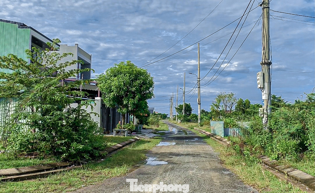 Ông Lê Đức Thương - Chủ tịch UBND xã Hòa Liên cho biết: Ban QLDA Đầu tư xây dựng các công trình dân dụng và công nghiệp Đà Nẵng đang tổng hợp đề xuất, lấy ý kiến của UBND huyện, xã và nhân dân để trình phương án lên thành phố. Hiện nay, UBND thành phố cũng đã giao các Ban nhanh chóng phối hợp thực hiện làm đường tại khu TĐC Hòa Liên 4 này để sớm thảm nhựa bê tông cho người dân.