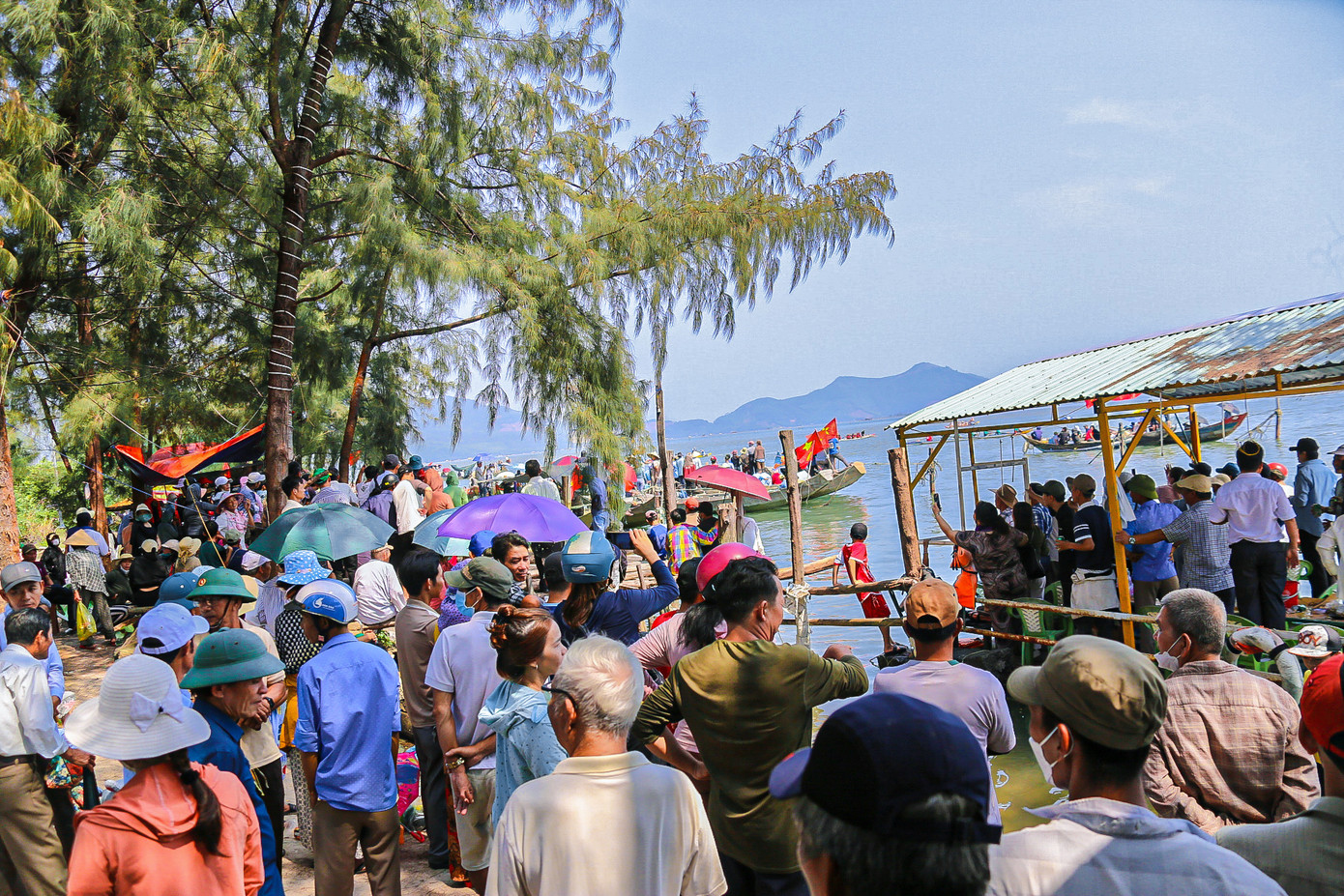 Theo ghi nhận, hàng nghìn người dân huyện Phú Lộc đã có mặt tại đầm Lập An (thị trấn Lăng Cô) từ rất sớm để xem đội nhà thi đấu, nhiều người đội nắng hò reo, cổ vũ rất nhiệt tình cho các đội đua.