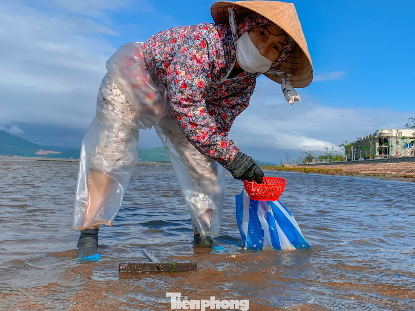 Công việc tuy vất vả, cực nhọc nhưng trên khuôn mặt mỗi người luôn nở nụ cười trên môi, lạc quan, vui vẻ với những gì mình đang làm.