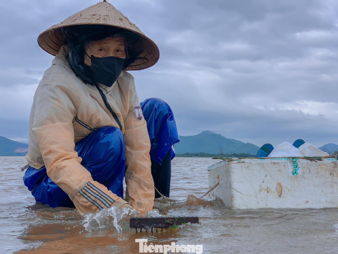 Công việc tuy vất vả, cực nhọc nhưng trên khuôn mặt mỗi người luôn nở nụ cười trên môi, lạc quan, vui vẻ với những gì mình đang làm.