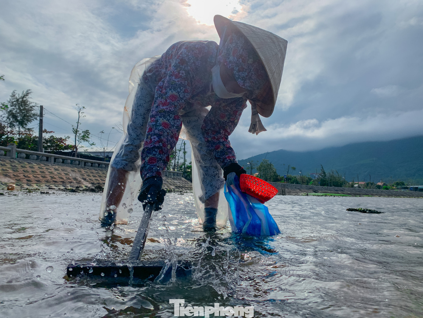 Tuy trời lạnh và phải ngâm mình nhiều giờ liền dưới nước nhưng người dân ở đây vẫn miệt mài mưu sinh.