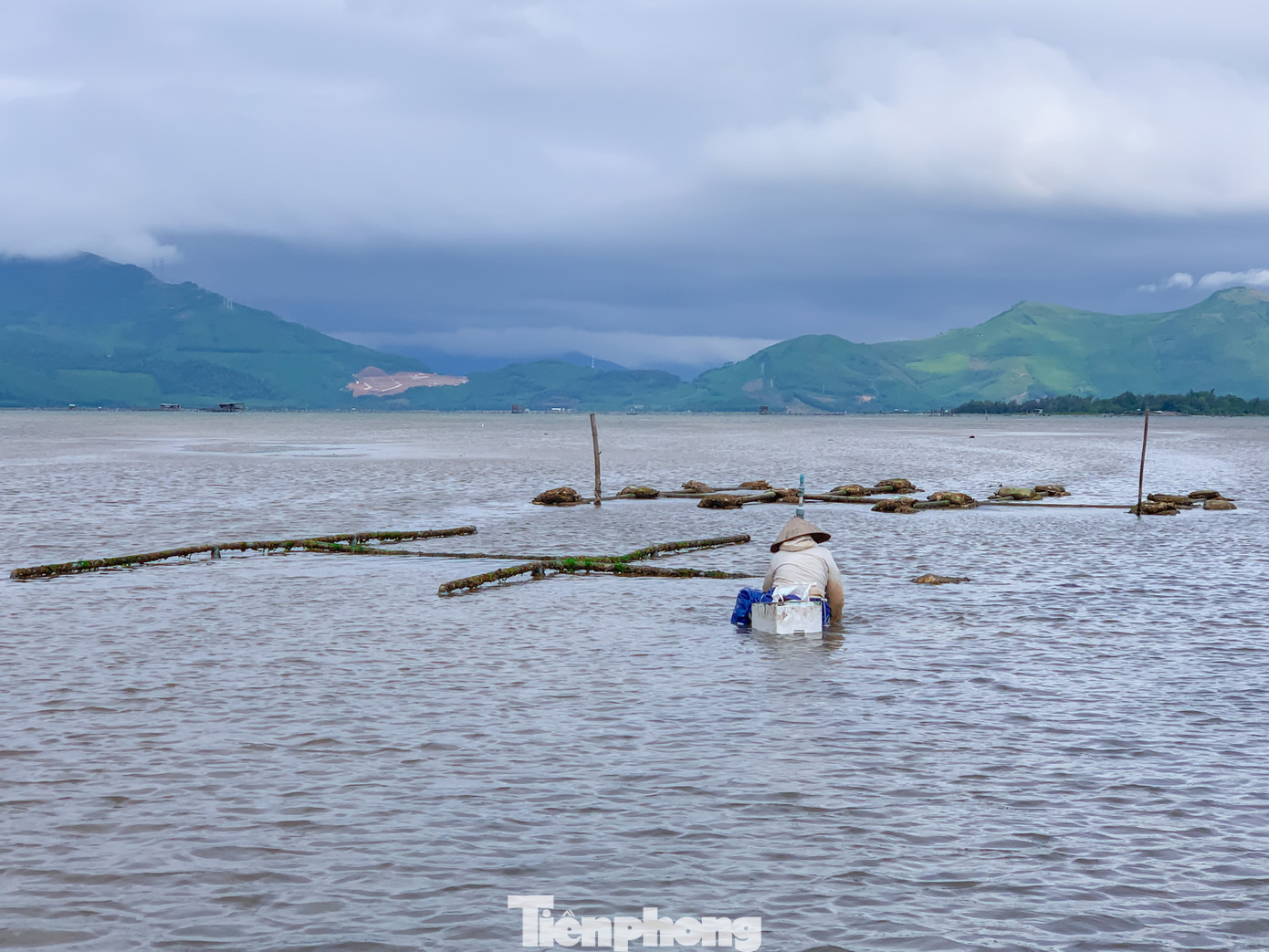Tuy trời lạnh và phải ngâm mình nhiều giờ liền dưới nước nhưng người dân ở đây vẫn miệt mài mưu sinh.