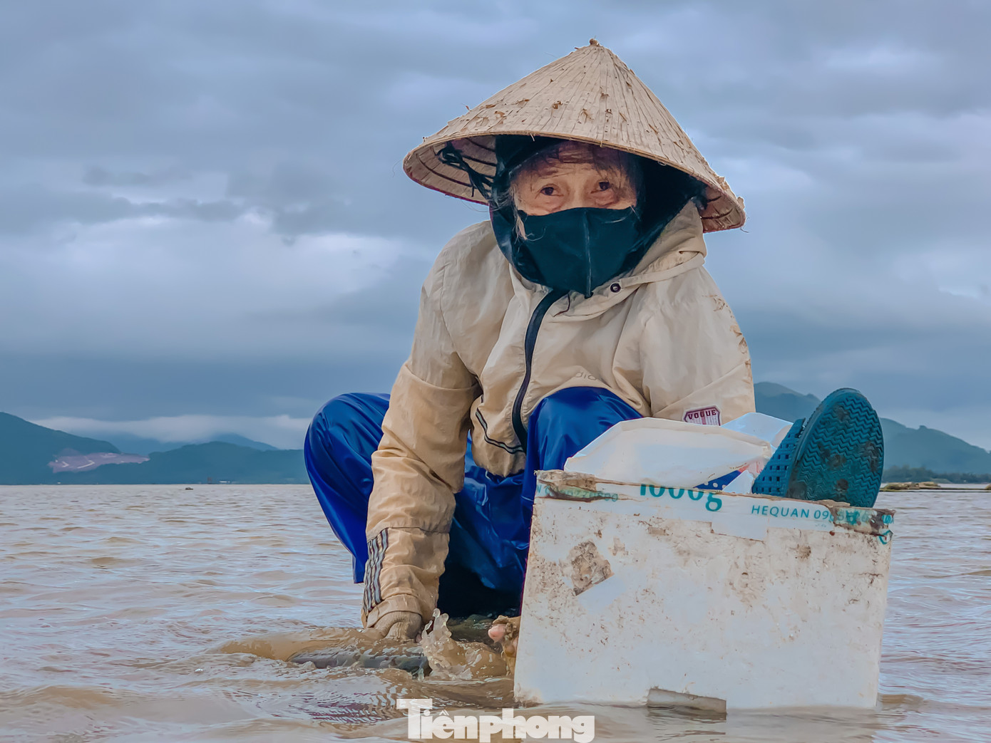Cạnh đó, bà Đinh Thị Hoa (71 tuổi, xã Lộc Hải) đang thoăn thoắt chiếc cào trên tay để kiếm được nhiều sò nhất có thể trước khi nước lên, mỗi ngày bà kiếm được 150.000 - 200.000 đồng từ việc cào nghêu, sò. “Gần 20 năm gắn liền với nghề tôi đã quá quen với công việc này. Ngày nào cũng phải “bán mặt cho nước bán lưng cho trời” để kiếm thu nhập chứ không thể bỏ được, nhất là mùa Tết”, bà Hoa cho biết.