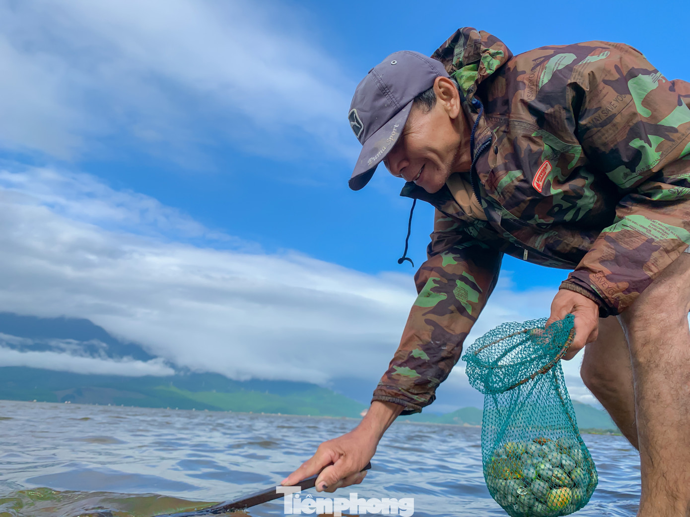 Công việc tuy vất vả, cực nhọc nhưng trên khuôn mặt mỗi người luôn nở nụ cười trên môi, lạc quan, vui vẻ với những gì mình đang làm.