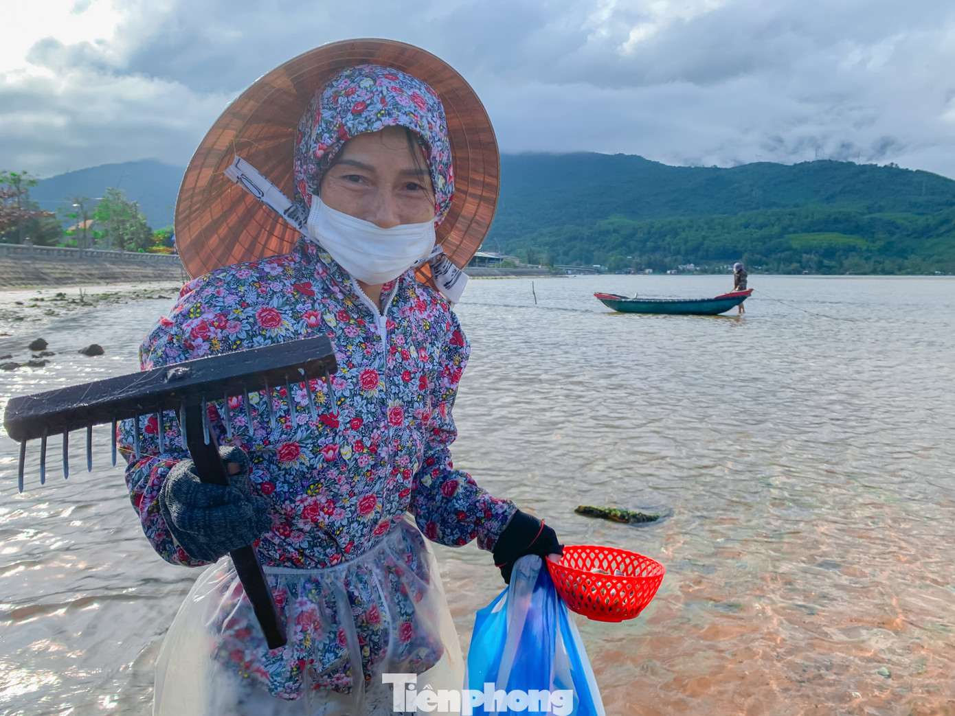 Bà Phạm Thị Nuôi (65 tuổi, xã Lộc Hải) cho biết, mỗi ngày bà cào được khoảng 2-3kg sò với giá 50.000-60.000 đồng/kg. Việc cào sò còn phụ thuộc vào mực nước nên bà phải dậy từ rất sớm. “Thường 10 giờ là nước bắt đầu lên cao nên tôi phải tranh thủ đi sớm, mong sao thời tiết những ngày tới bớt lạnh để bà con chúng tôi có thể kiếm thêm thu nhập trang trải cho Tết sắp tới”, bà Nuôi nói.