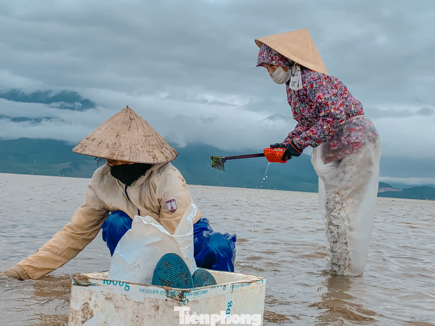Cũng như nhiều người lao động khác, những người dân ở ven đầm Lập An vẫn tất tả mưu sinh. Bà con mong sao những ngày cận Tết này, thời tiết trong thời gian tới thuận lợi để có thể kiếm thêm thu nhập lo cho cuộc sống bớt nhọc nhằn hơn.