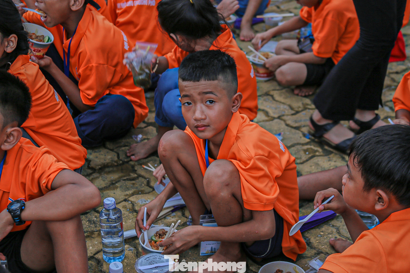 Các em được thưởng thức những bữa ăn ngon ngay bên bờ sông Hàn. Các em được thưởng thức những bữa ăn ngon ngay bên bờ sông Hàn.