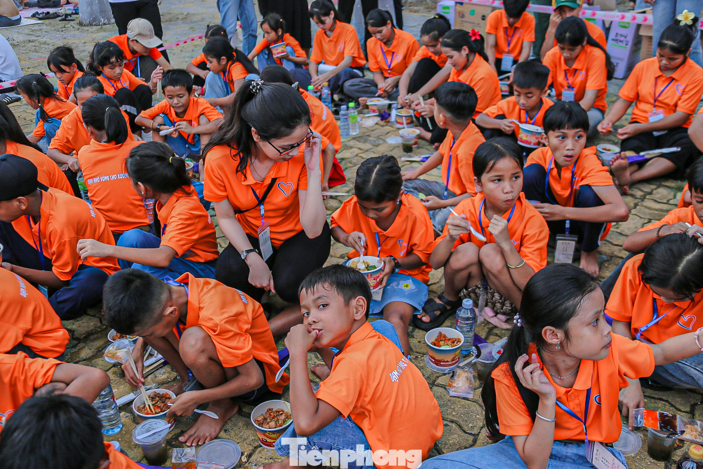 Các em được nhóm anh chị thiện nguyện dẫn đến bờ sông Hàn từ sớm, được ăn và xem pháo hoa tại chỗ khiến ai nấy đều rất vui. Các em được nhóm anh chị thiện nguyện dẫn đến bờ sông Hàn từ sớm, được ăn và xem pháo hoa tại chỗ khiến ai nấy đều rất vui.