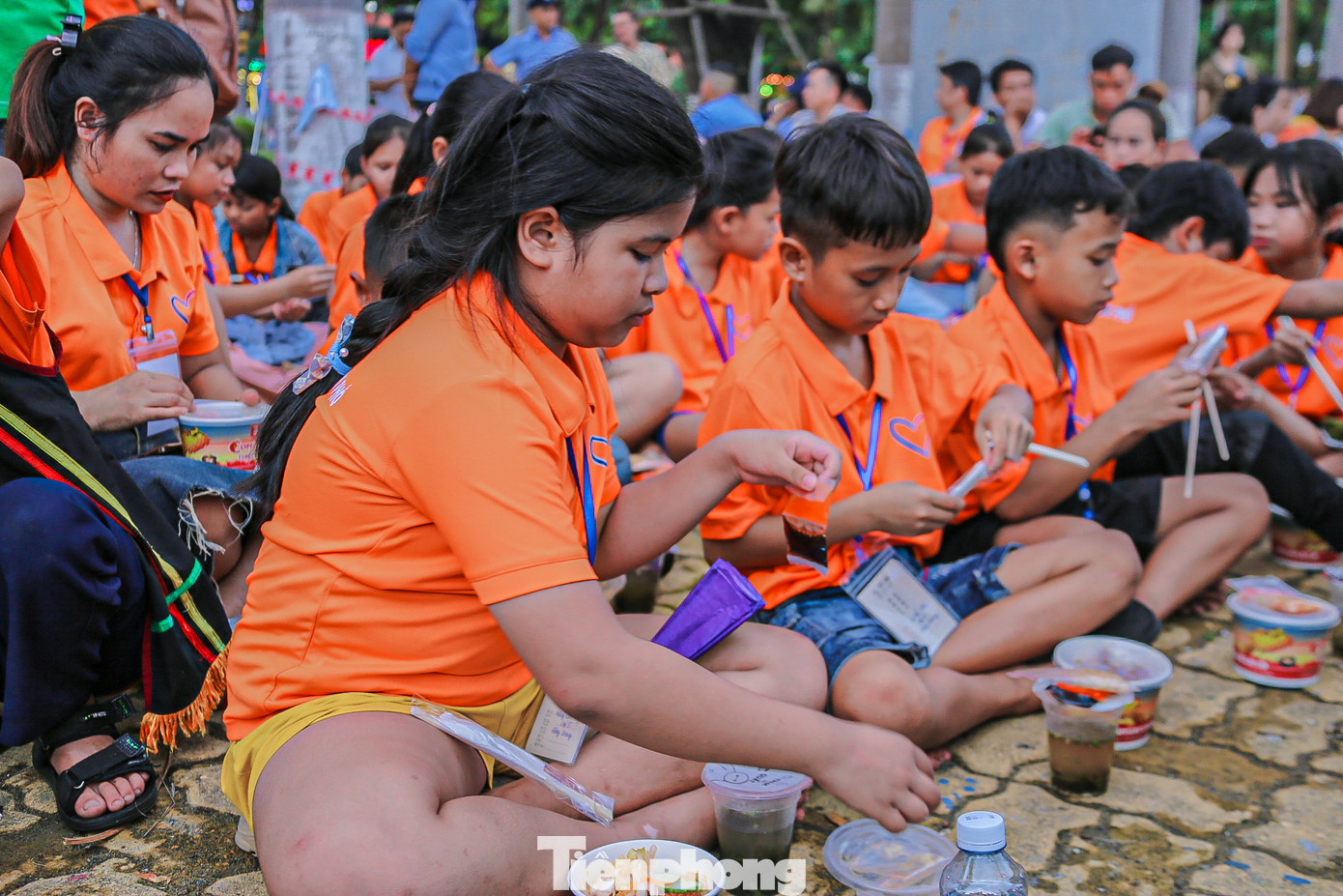 Các em được thưởng thức những bữa ăn ngon ngay bên bờ sông Hàn. Các em được thưởng thức những bữa ăn ngon ngay bên bờ sông Hàn.