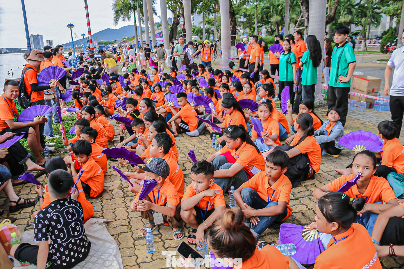 97 em nhỏ được tham gia chuyến du lịch hè đến với Đà Nẵng đều là học sinh có hoàn cảnh khó khăn, mồ côi, học sinh giỏi, xuất sắc của 20 trường đến từ các huyện vùng cao, vùng sâu. 97 em nhỏ được tham gia chuyến du lịch hè đến với Đà Nẵng đều là học sinh có hoàn cảnh khó khăn, mồ côi, học sinh giỏi, xuất sắc của 20 trường đến từ các huyện vùng cao, vùng sâu.