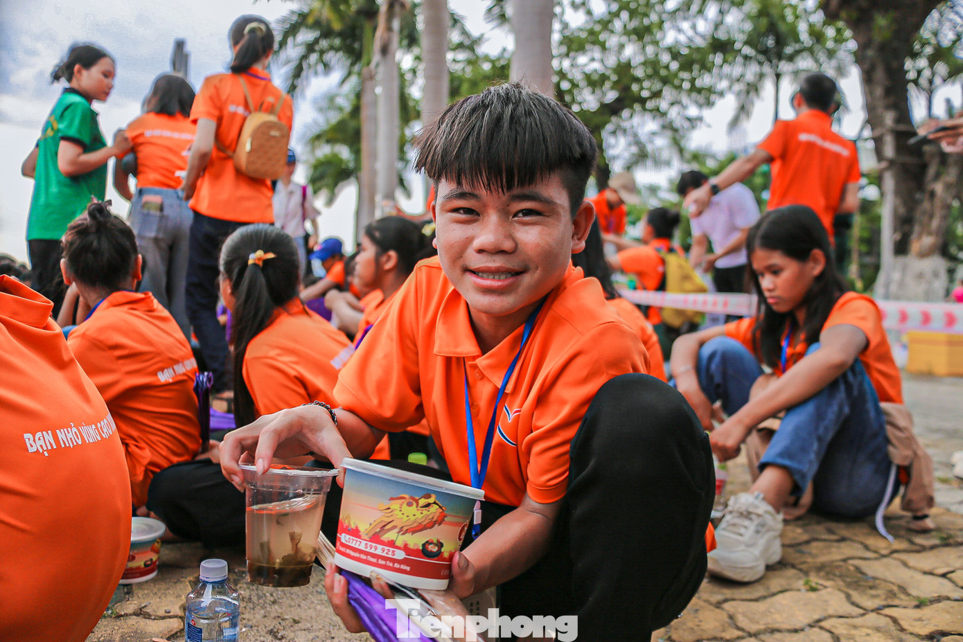 Em Nguyễn Mạnh Khang (học sinh Trường Phổ thông dân tộc bán trú THCS Trà Cang) cho biết, đây là lần đầu tiên em đến với nơi này, nhìn đèn điện xung quanh rực rỡ em thấy rất đẹp. “Chuyến thăm Đà Nẵng lần này chúng em được anh chị cho đi rất nhiều nơi, tham quan bảo tàng, tắm biển, xem phim và được ăn những món ăn ngon mà trước đây chưa từng được ăn. Đây cũng là lần đầu tiên em được nhìn thấy bắn pháo hoa trên bầu trời đẹp như vậy, những trải nghiệm này chắc chắn em sẽ không bao giờ quên”, em Khang vui vẻ nói. Em Nguyễn Mạnh Khang (học sinh Trường Phổ thông dân tộc bán trú THCS Trà Cang) cho biết, đây là lần đầu tiên em đến với nơi này, nhìn đèn điện xung quanh rực rỡ em thấy rất đẹp. “Chuyến thăm Đà Nẵng lần này chúng em được anh chị cho đi rất nhiều nơi, tham quan bảo tàng, tắm biển, xem phim và được ăn những món ăn ngon mà trước đây chưa từng được ăn. Đây cũng là lần đầu tiên em được nhìn thấy bắn pháo hoa trên bầu trời đẹp như vậy, những trải nghiệm này chắc chắn em sẽ không bao giờ quên”, em Khang vui vẻ nói.