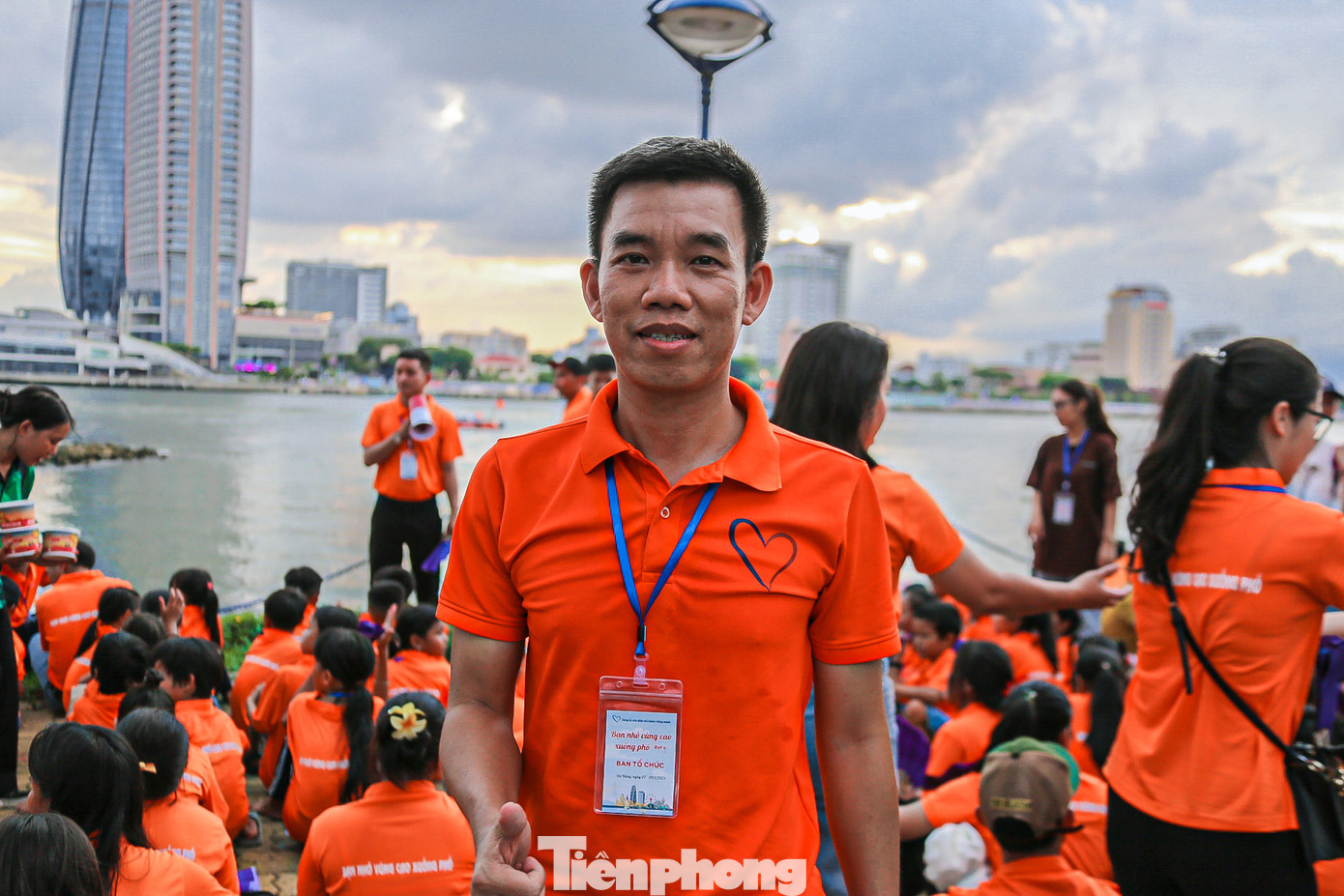 Anh Nguyễn Bình Nam, Chủ nhiệm CLB Bạn thương nhau cho biết: 97 bạn nhỏ một nửa trong đó là các em mồ côi có hoàn cảnh khó khăn, còn lại là các em học sinh giỏi, xuất sắc trong năm học vừa qua. “Để chuẩn bị cho chuyến đi tôi phải lên kế hoạch từ cả tháng trước để mọi thứ được suôn sẻ. Tôi muốn làm một điều gì đó thiết thực cho các em được trải nghiệm, học hỏi, biết được thế giới bên ngoài như thế nào để các em cố gắng học tập, vươn lên”, anh Nam chia sẻ. Anh Nguyễn Bình Nam, Chủ nhiệm CLB Bạn thương nhau cho biết: 97 bạn nhỏ một nửa trong đó là các em mồ côi có hoàn cảnh khó khăn, còn lại là các em học sinh giỏi, xuất sắc trong năm học vừa qua. “Để chuẩn bị cho chuyến đi tôi phải lên kế hoạch từ cả tháng trước để mọi thứ được suôn sẻ. Tôi muốn làm một điều gì đó thiết thực cho các em được trải nghiệm, học hỏi, biết được thế giới bên ngoài như thế nào để các em cố gắng học tập, vươn lên”, anh Nam chia sẻ.