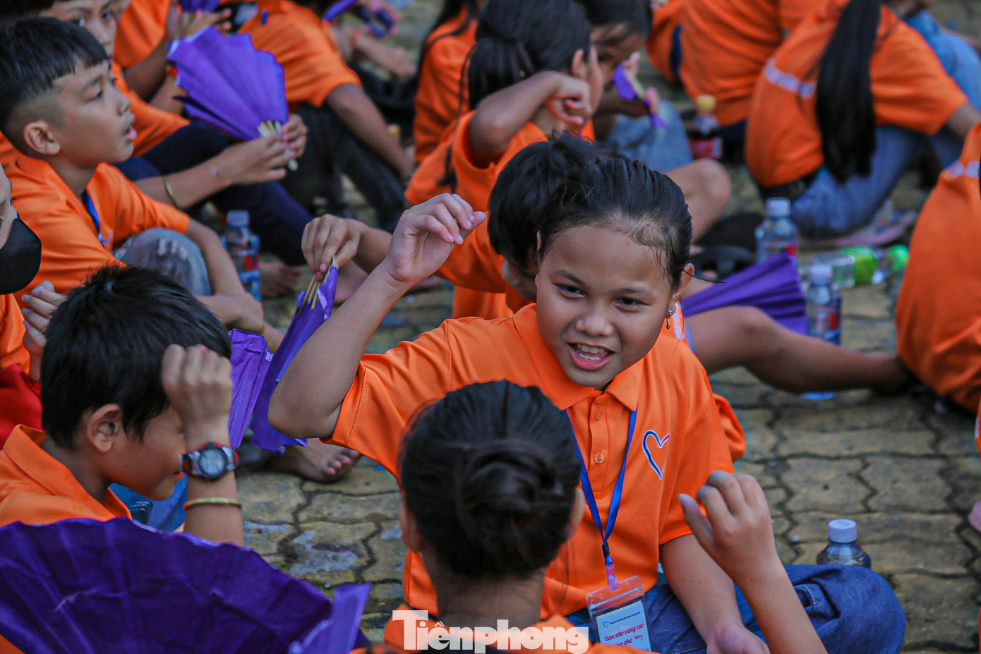 Đây là lần đầu tiên nhiều em nhỏ xuống phố nên rất thích thú, bỡ ngỡ. Đây là lần đầu tiên nhiều em nhỏ xuống phố nên rất thích thú, bỡ ngỡ.