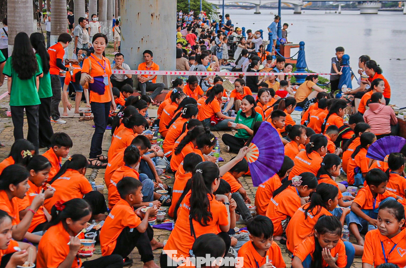 Các em được nhóm anh chị thiện nguyện dẫn đến bờ sông Hàn từ sớm, được ăn và xem pháo hoa tại chỗ khiến ai nấy đều rất vui. Các em được nhóm anh chị thiện nguyện dẫn đến bờ sông Hàn từ sớm, được ăn và xem pháo hoa tại chỗ khiến ai nấy đều rất vui.