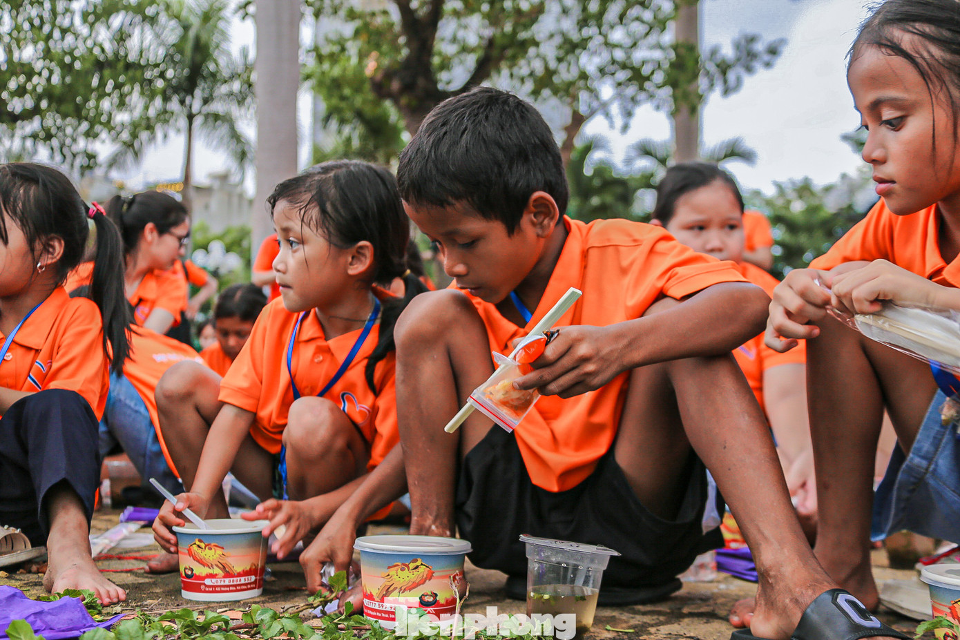 Các em được thưởng thức những bữa ăn ngon ngay bên bờ sông Hàn. Các em được thưởng thức những bữa ăn ngon ngay bên bờ sông Hàn.