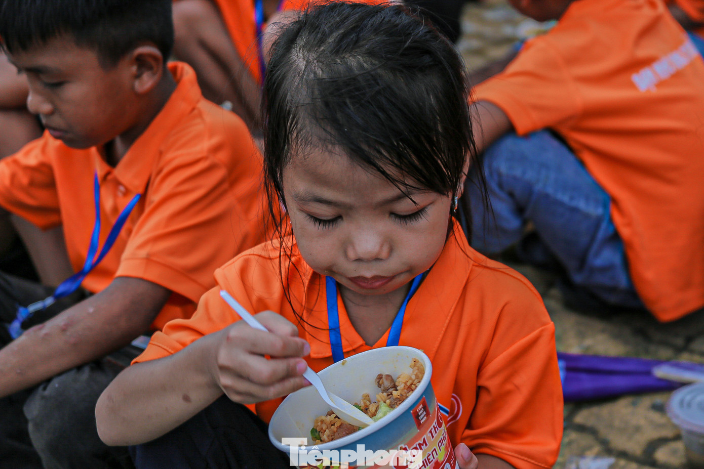 Các em được thưởng thức những bữa ăn ngon ngay bên bờ sông Hàn. Các em được thưởng thức những bữa ăn ngon ngay bên bờ sông Hàn.