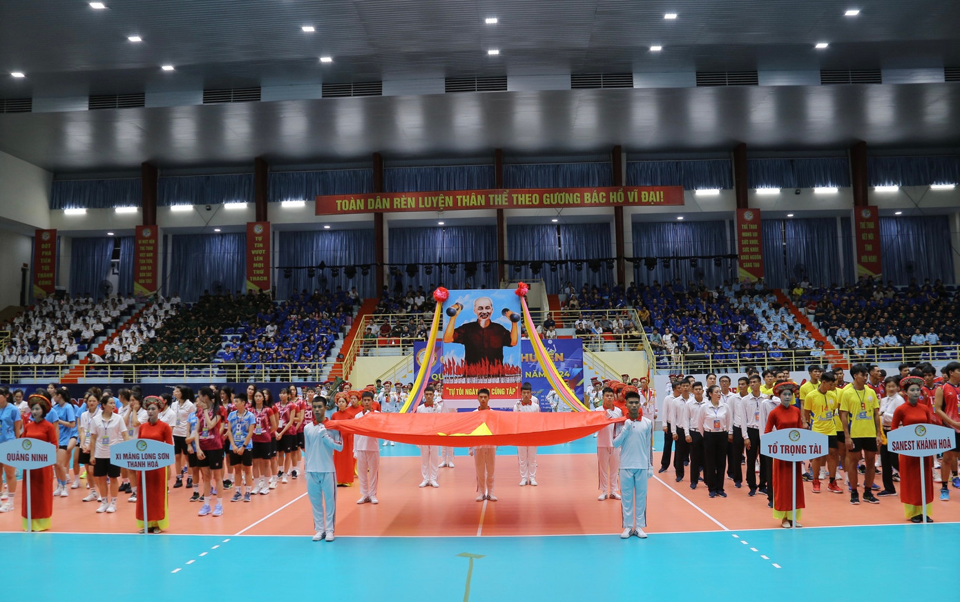 Lễ khai mạc Giải Bóng chuyền Quân đội mở rộng 2024. Lễ khai mạc Giải Bóng chuyền Quân đội mở rộng 2024.