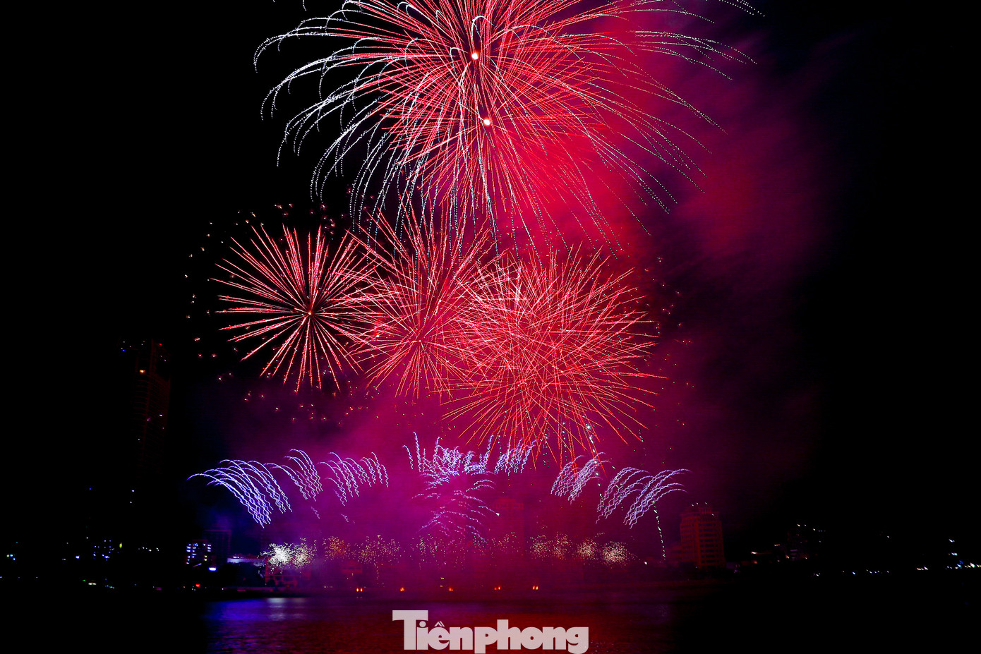 Đội Đức mở đầu đêm pháo hoa với màn trình diễn “Tình yêu thiêng liêng”.