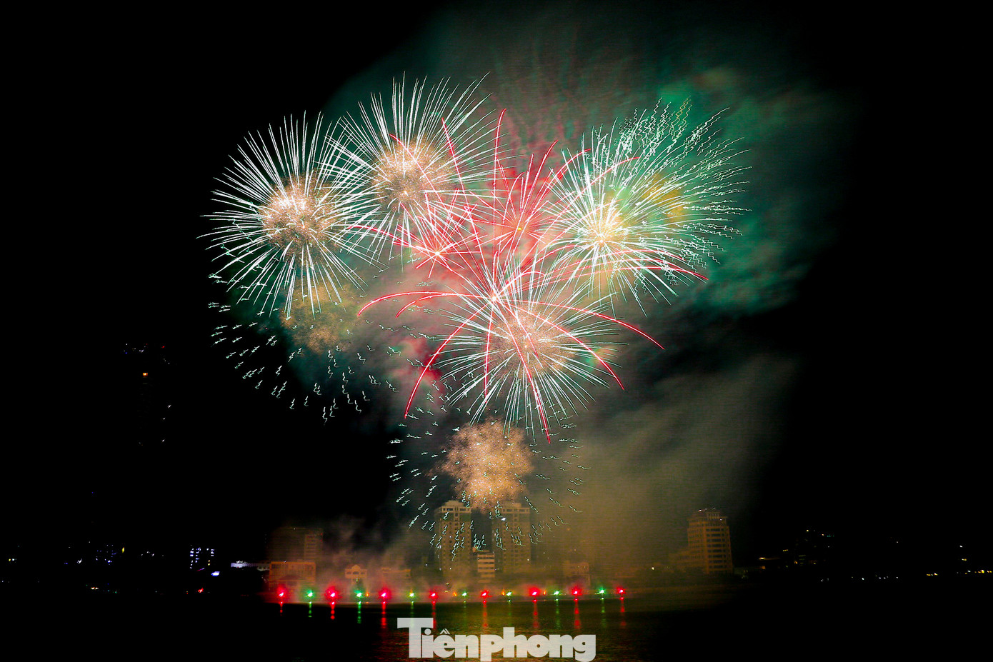 Những chùm pháo hoa của đội Đức nổ tung trên bầu trời, tạo nên khung cảnh hoành tráng và ấn tượng.