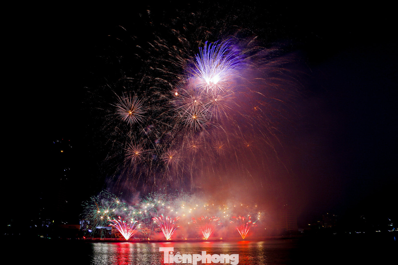 Những chùm pháo hoa của đội Đức nổ tung trên bầu trời, tạo nên khung cảnh hoành tráng và ấn tượng.
