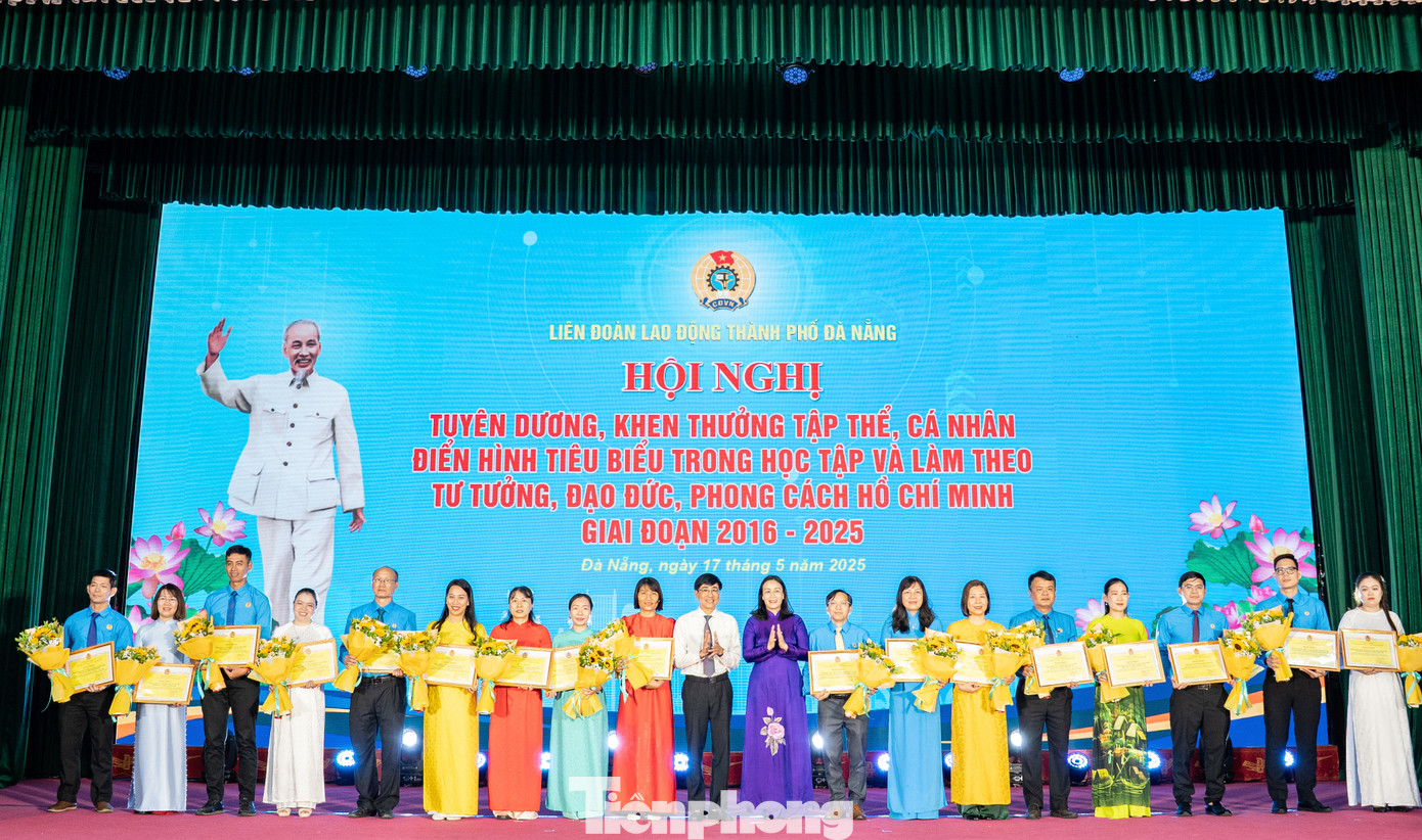 Khen thưởng các tập thể, cá nhân có thành tích xuất sắc trong việc triển khai, thực hiện Chỉ thị số 05-CT/TW. Khen thưởng các tập thể, cá nhân có thành tích xuất sắc trong việc triển khai, thực hiện Chỉ thị số 05-CT/TW.