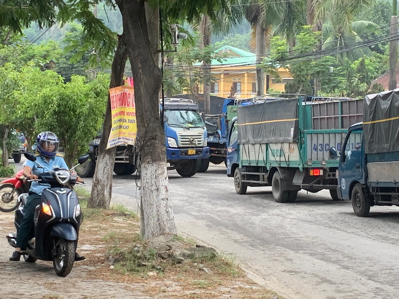 Theo ông Linh, mỏ đá Phước Tường đóng trên địa bàn phường Hòa Phát lâu nay, tuy mỏ đã đóng, nhưng hiện tại vẫn cho xe vào để tận thu đá đã khai thác trước đó nên xảy ra tình trạng ùn tắc. Các đoàn xe có trọng tải lớn ra vào để mua đá khiến tuyến đường không còn lối đi, người dân phải leo lên lề đường để lưu thông.