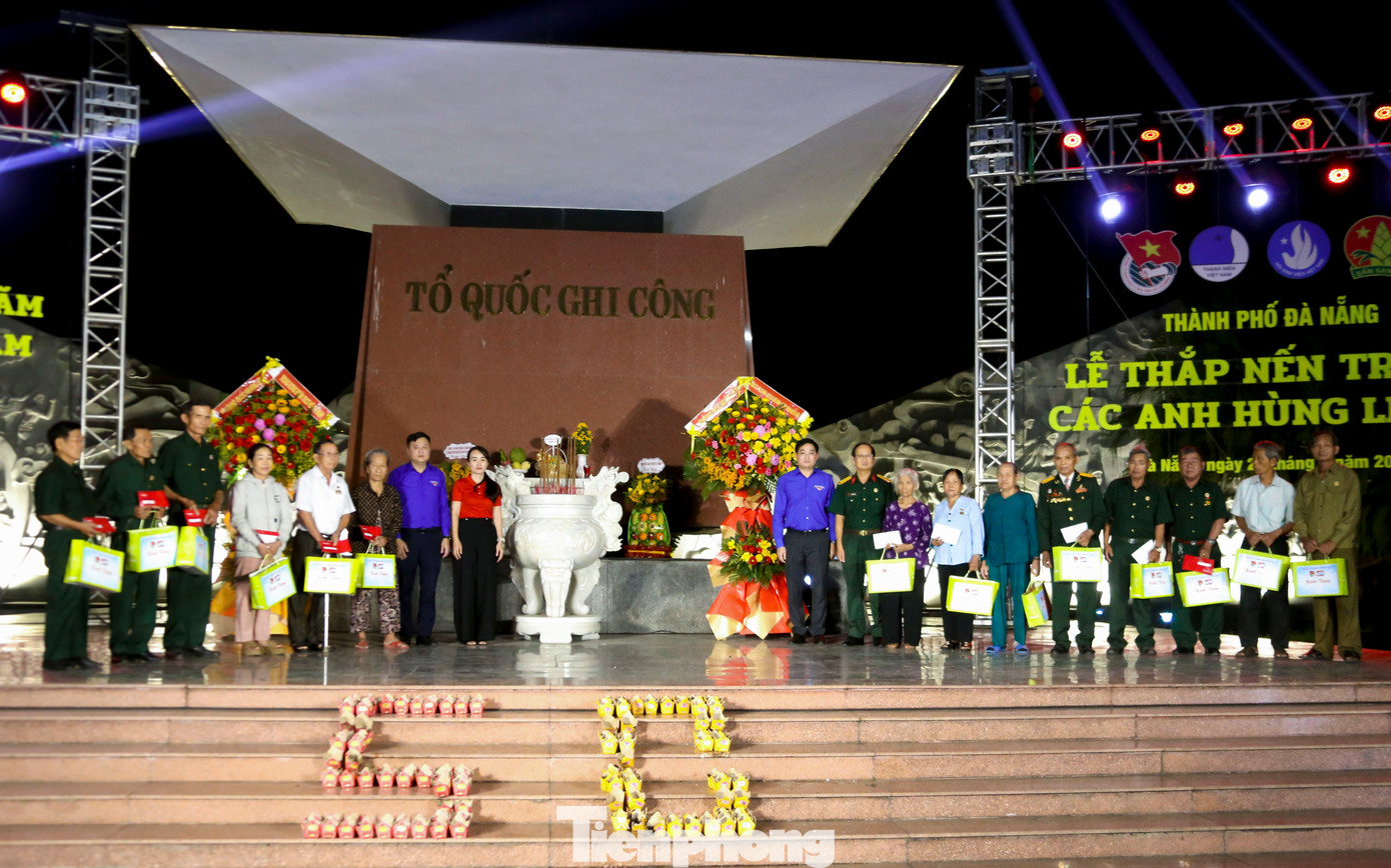 Tại buổi lễ, Hội Cựu chiến binh Cơ quan Trung ương Đoàn đã trao tặng kinh phí sửa chữa nhà cho hội viên hội cựu thanh niên xung phong có hoàn cảnh khó khăn. Ban Thường vụ Thành Đoàn cũng đã trao tặng 15 phần quà tri ân cho các cô chú cựu thanh niên xung phong và các cựu chiến binh nhằm thể hiện tấm lòng biết ơn, trân trọng và sự quan tâm sâu sắc của thế hệ hôm nay với những người đã cống hiến, hy sinh vì Tổ quốc.