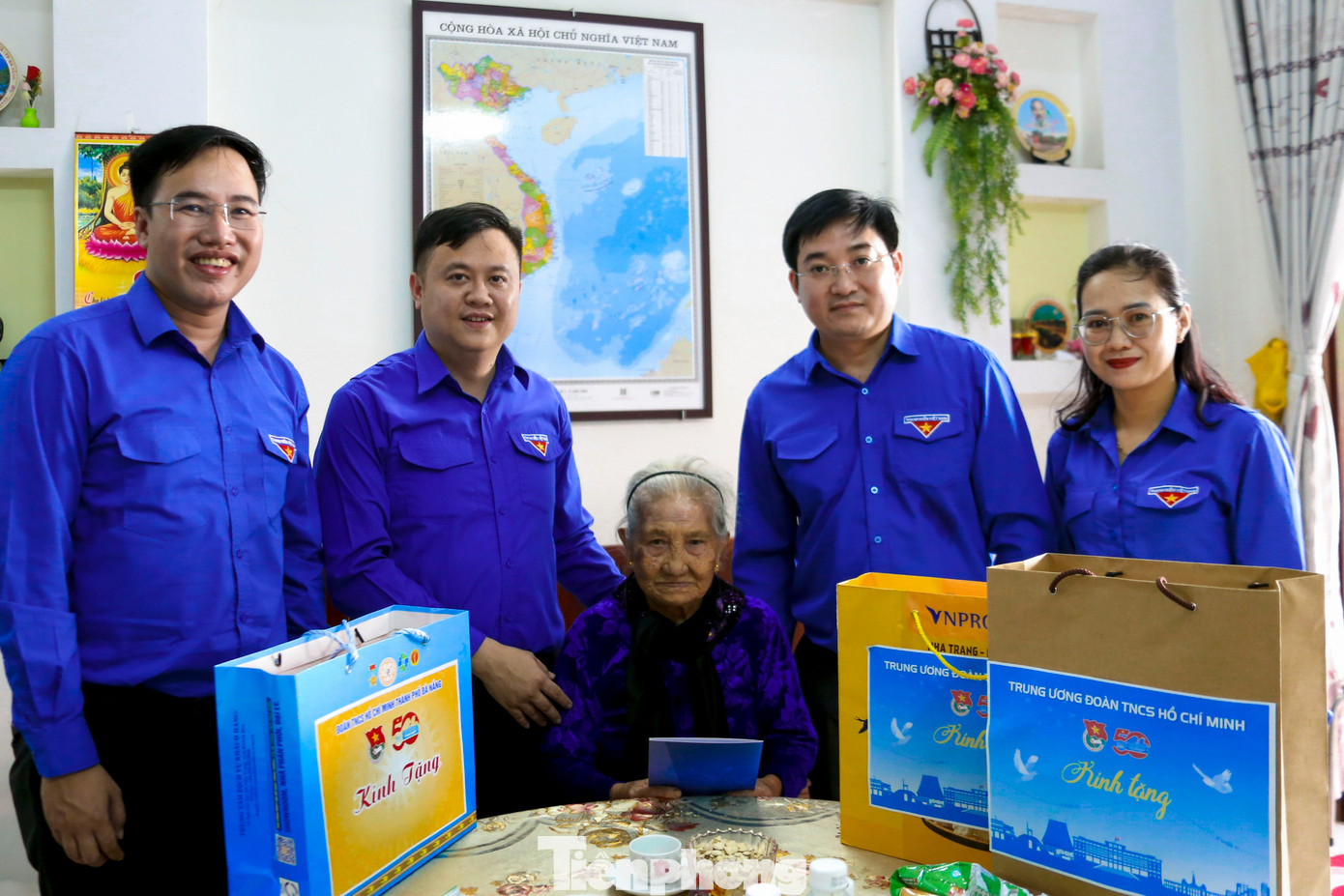 Nhân dịp này, Thành Đoàn Đà Nẵng đã tổ chức nhiều hoạt động ý nghĩa như giao lưu, thăm hỏi và tặng quà các thương binh, bệnh binh, gia đình liệt sĩ. Chiều cùng ngày, anh Bùi Minh Tuấn - Ủy viên Ban Thường vụ, Trưởng Ban Tổ chức - Kiểm tra Trung ương Đoàn, cùng Bí thư Thành Đoàn Đà Nẵng đã đến thăm, động viên và trao quà cho các Bà Mẹ Việt Nam anh hùng.